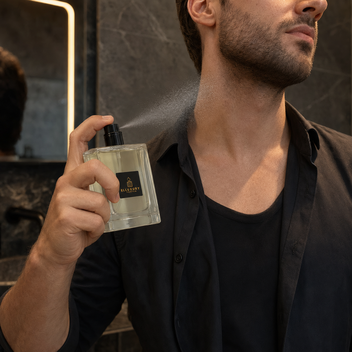 Man brengt Elluxuryparfum aan